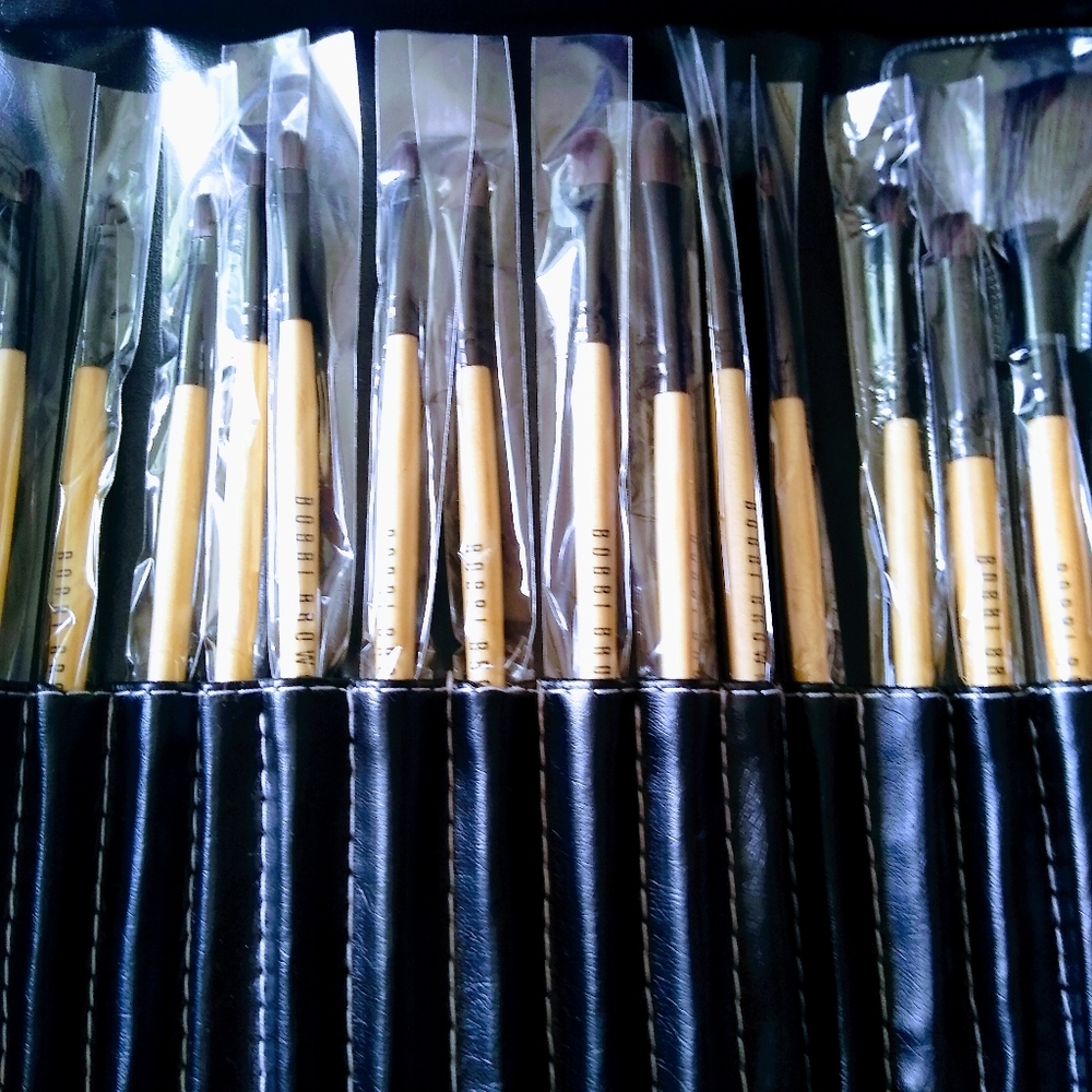Set of 30 Bobby Brown makeup brushes